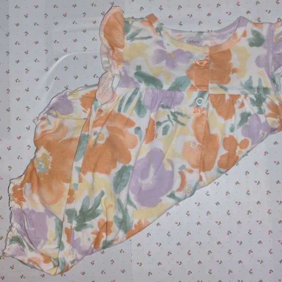 CARTER's: Baby Girl's BUTT HEART APPLIQUE Romper / Onesie - Picture 6 of 6